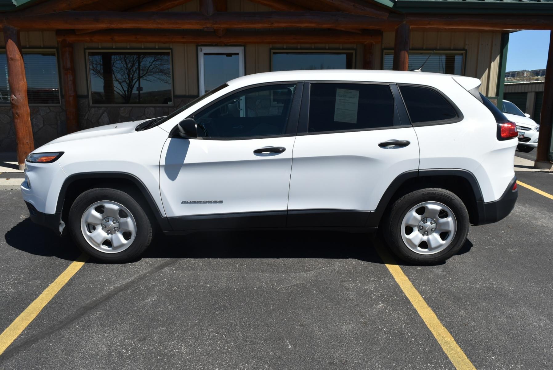 2016 White /Beige Jeep Cherokee Sport (1C4PJMAB4GW) with an 2.4L 4 Cyl Multi -Air engine, 9-Speed Automatic transmission, located at 1600 E Hwy 44, Rapid City, SD, 57703, (605) 716-7878, 44.070232, -103.171410 - Photo #3